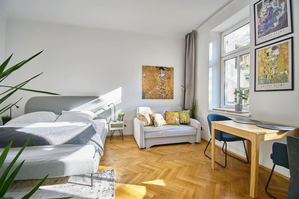 Posh - Stylish & Urban Apartment