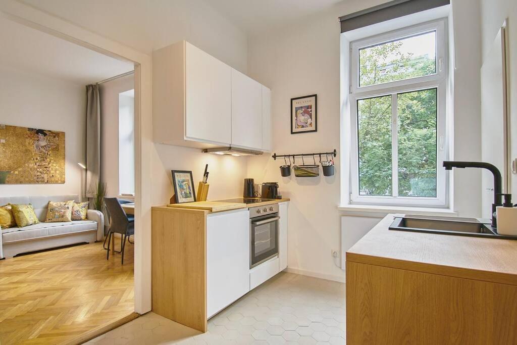 Posh - Stylish & Urban Apartment