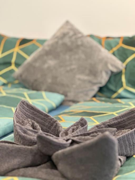 C’est La Vie à Paris Apartment *