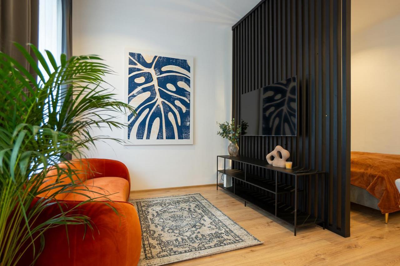 Apartment 2-rooms 10 Min Away From Center *