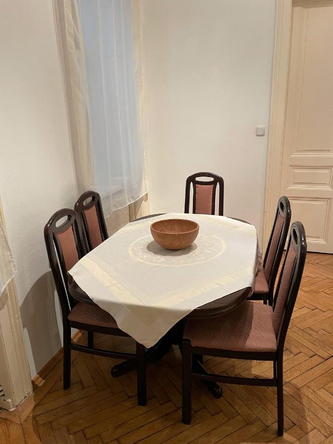 1080 Apartment *