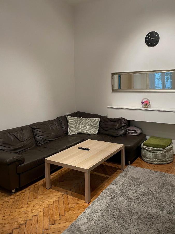 1080 Apartment *
