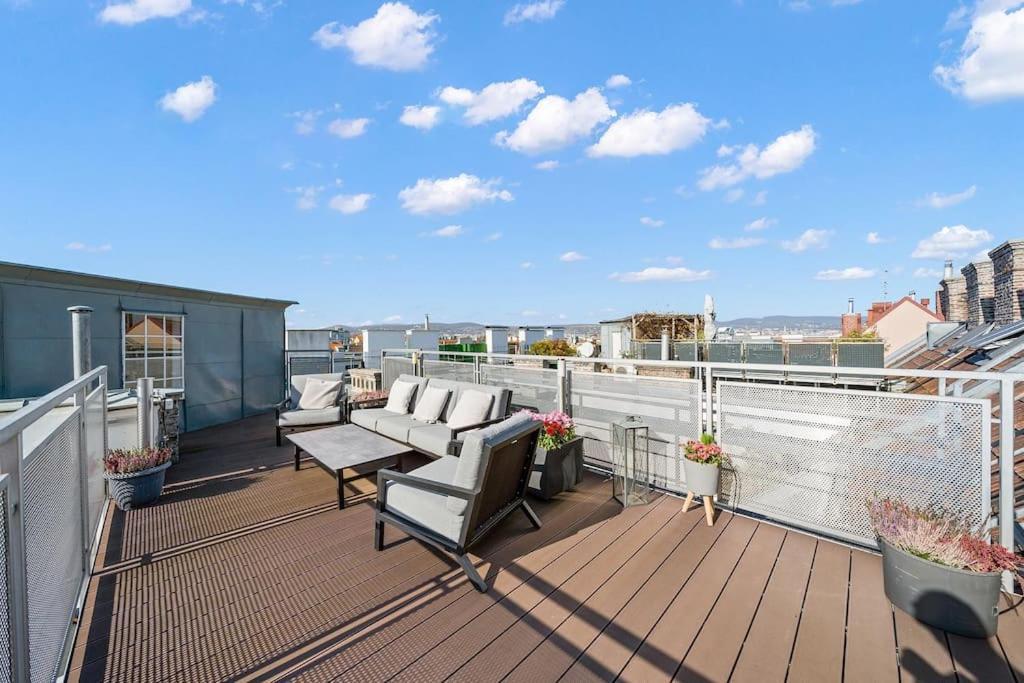 Designer Penthouse With Balcony