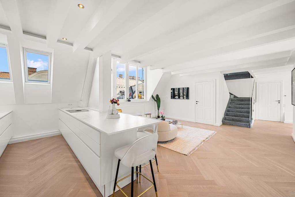 Designer Penthouse With Balcony Apartment *