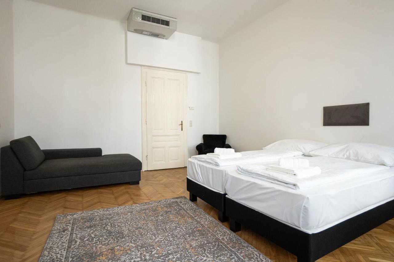 Central Spacious With A King-size Bed *