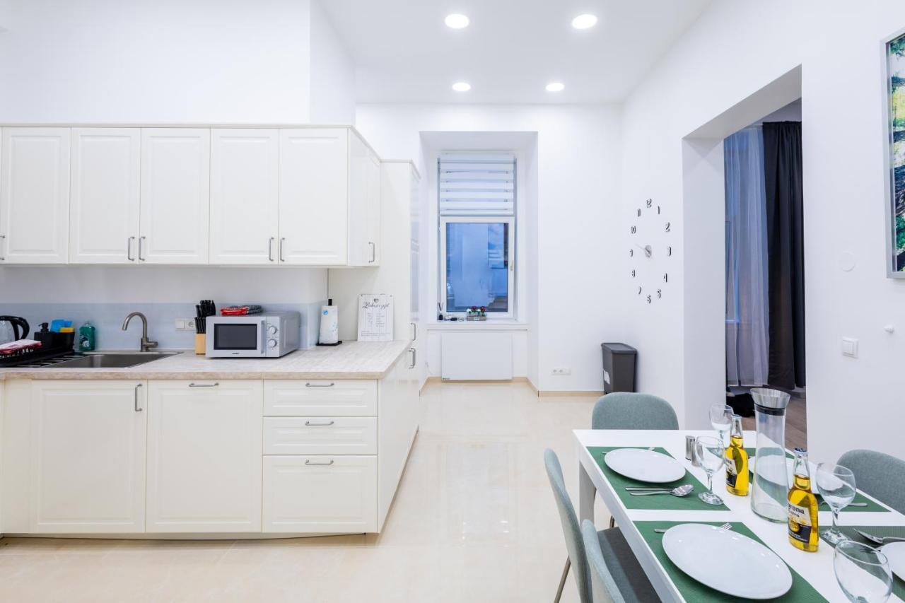 Family Deluxe A Stone Throw From The Centre And Danube Apartment *