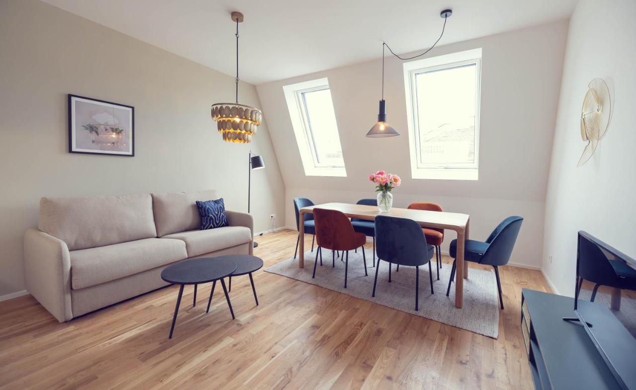 The 77 Anna Apartment *