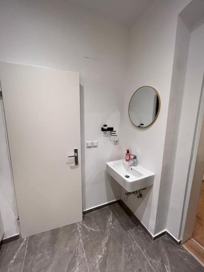 Near Metro & Netflix * Viena