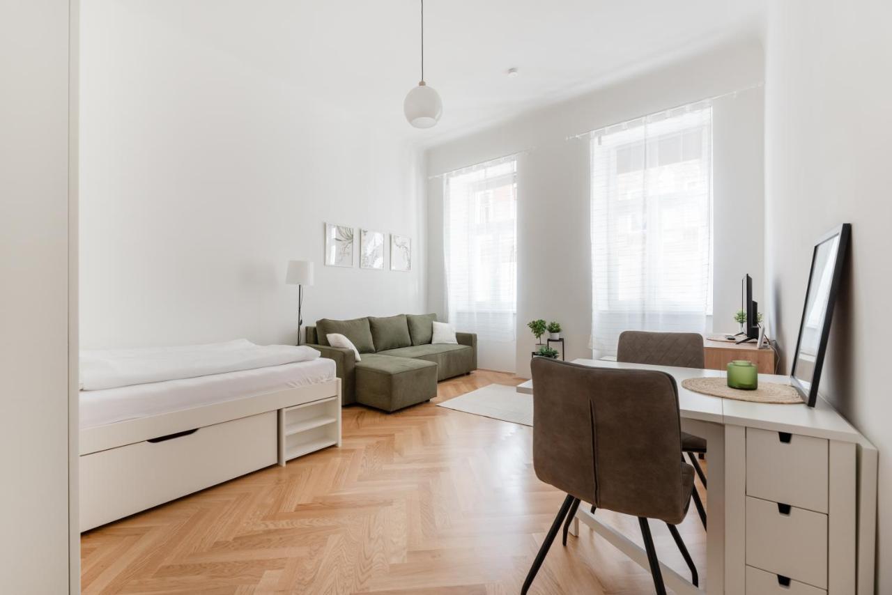 Zwischen Schoenbrunn Und Zentrum, Neues In Gruenruhelage Bei Schoenbrunn Apartment *