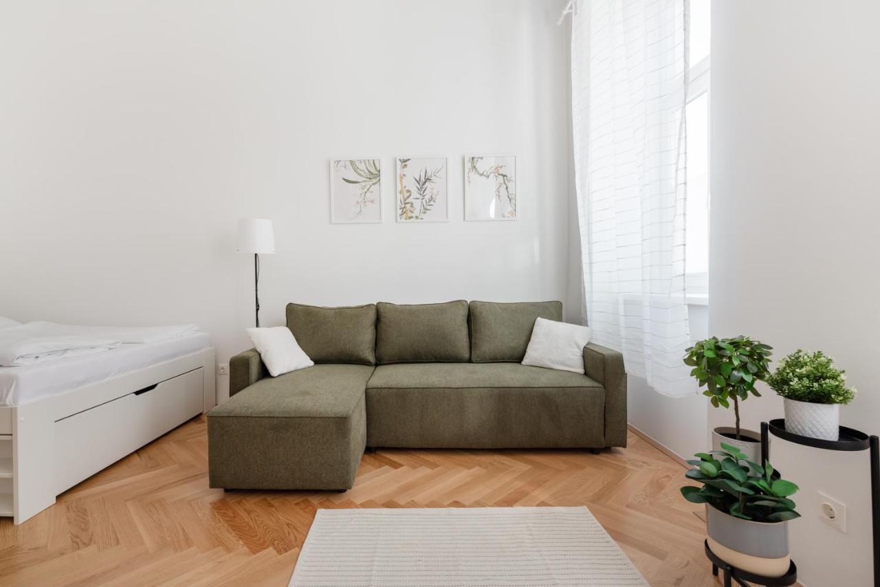 Zwischen Schoenbrunn Und Zentrum, Neues In Gruenruhelage Bei Schoenbrunn Apartment Wien