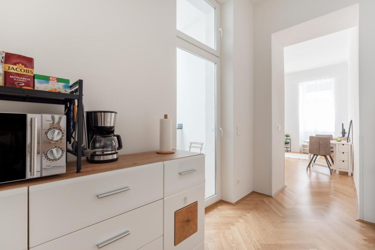 Zwischen Schoenbrunn Und Zentrum, Neues In Gruenruhelage Bei Schoenbrunn Apartment *