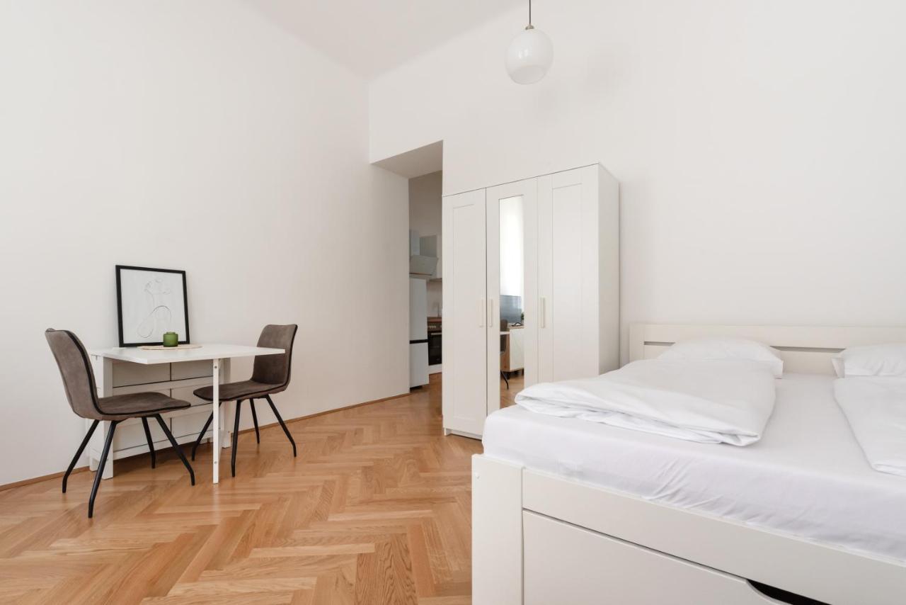Zwischen Schoenbrunn Und Zentrum, Neues In Gruenruhelage Bei Schoenbrunn Appartamento