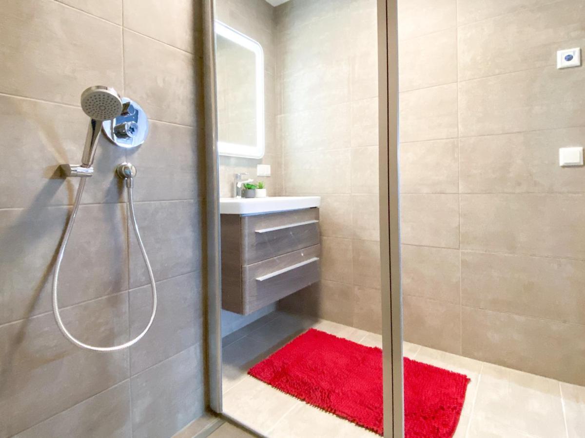 Penthouse Mit Parkplatz Und Balkon * Vienna