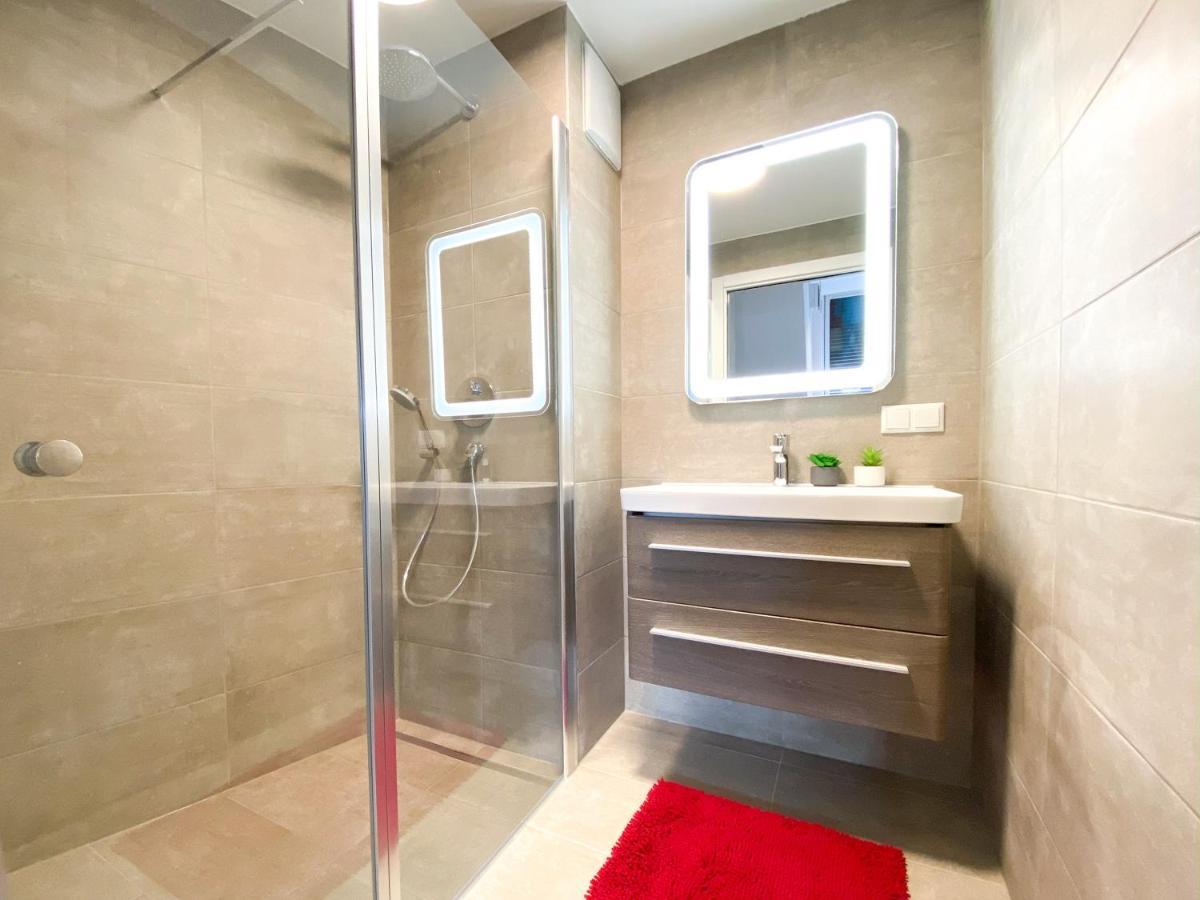 Apartment Penthouse Mit Parkplatz Und Balkon Vienna