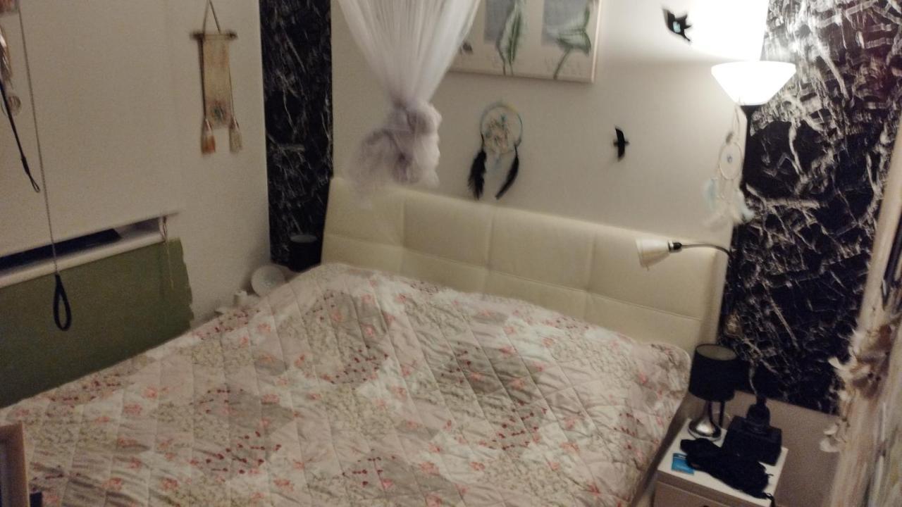 Apartment Day Nightand Art *