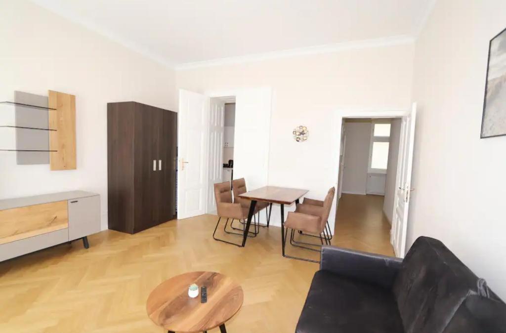 Stylish City Center Apartment