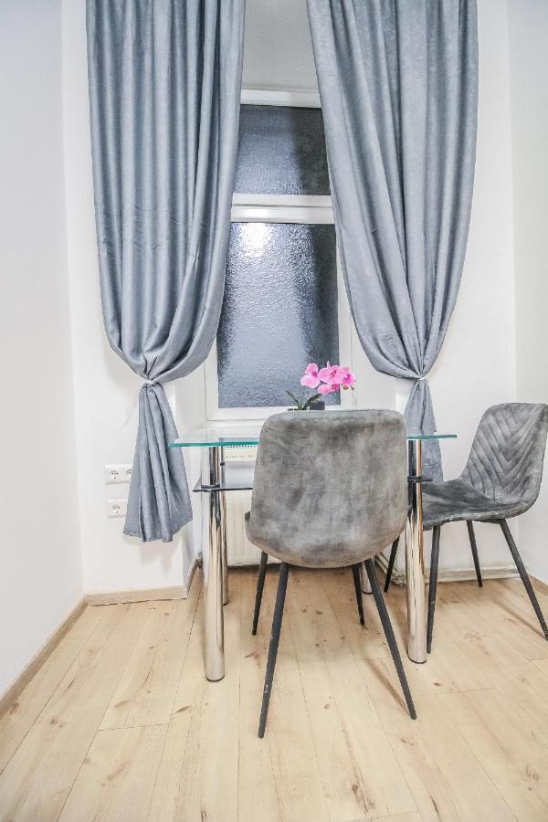 Modern Double Hn Viena