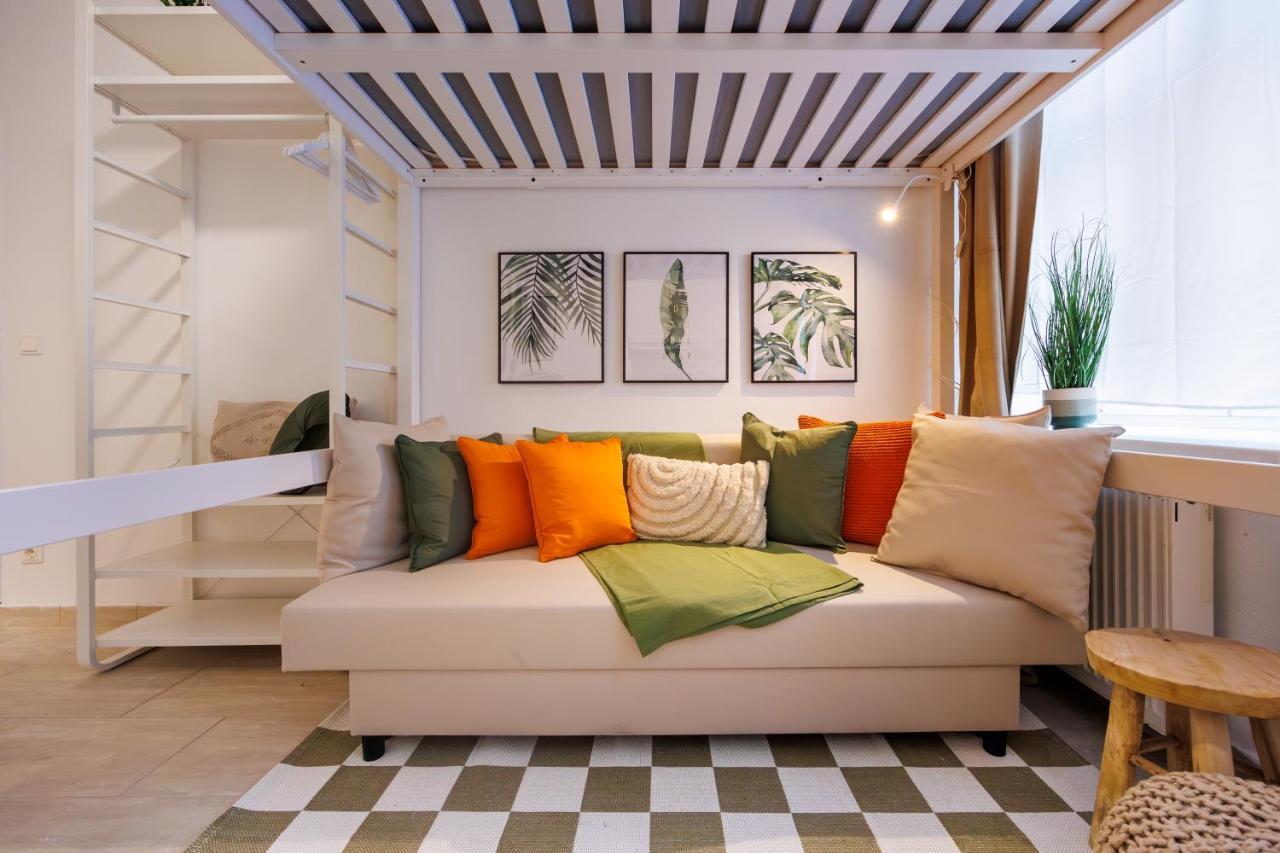 Apartment Market Compact Retreat *