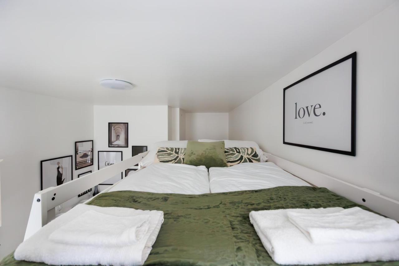 Apartment Market Compact Retreat