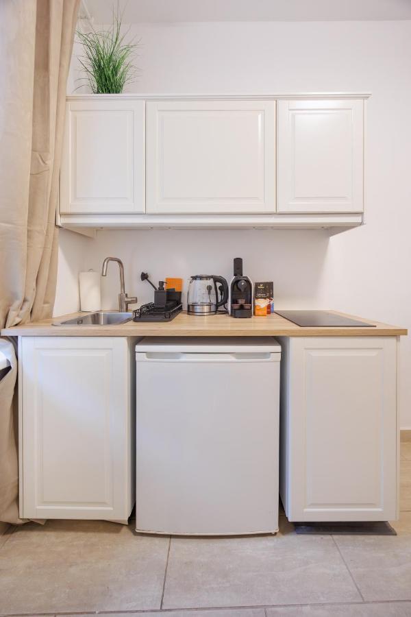 Apartment Market Compact Retreat *