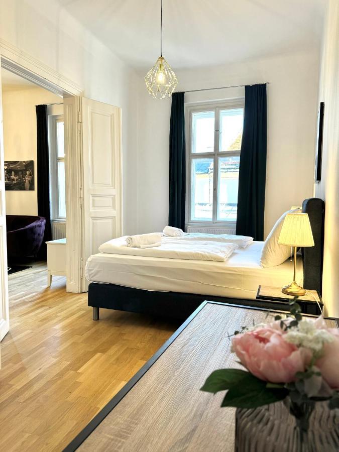Residential Elegance: Yourvienna Classic In Center Viena