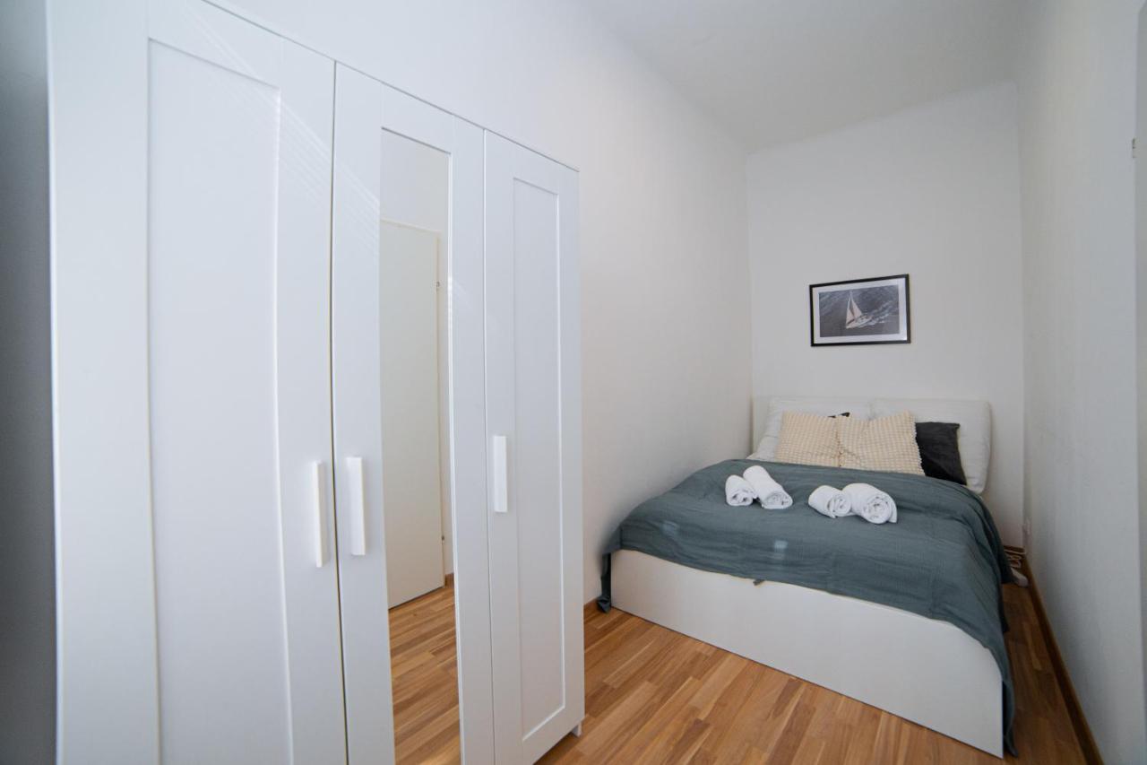 Modern Near Center 1br Apartment
