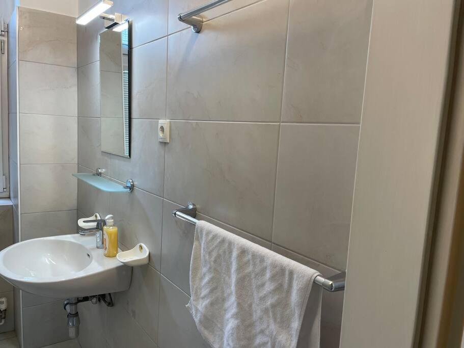 Modern Near Center 1br
