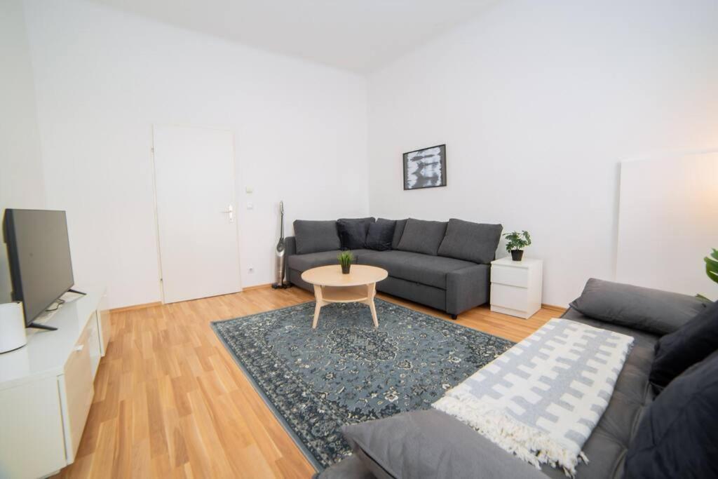 Modern Near Center 1br *
