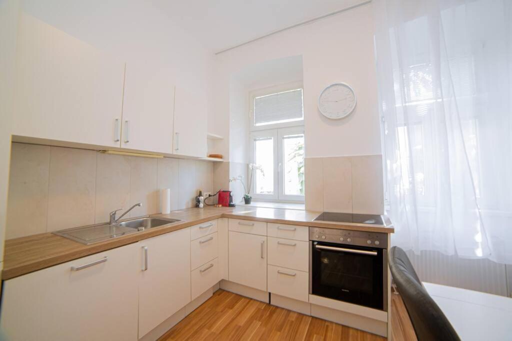 Modern Near Center 1br Apartment *