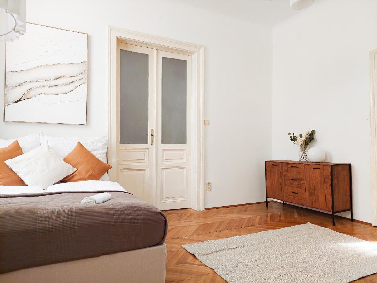 Hidden Garden - Spacious Modern - 1 Min To City Shuttle Apartment *
