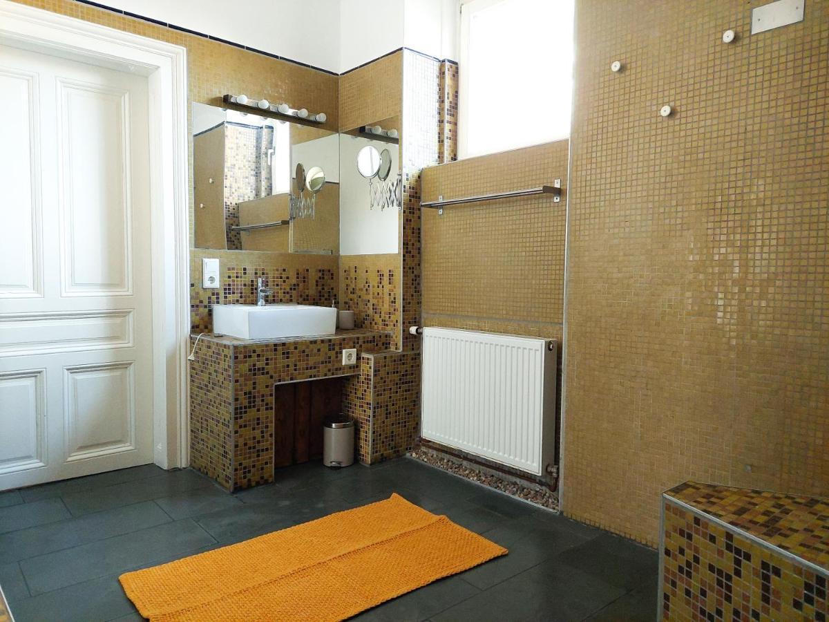 Hidden Garden - Spacious Modern - 1 Min To City Shuttle Apartment