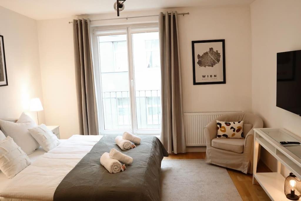 Charming, Modern & Spacious Apartment *