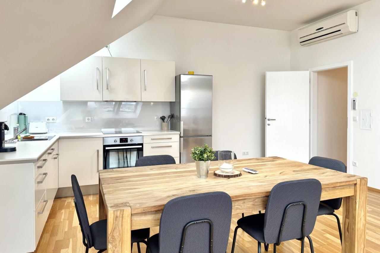 Apartment Spacious Penthouse In Favoriten *