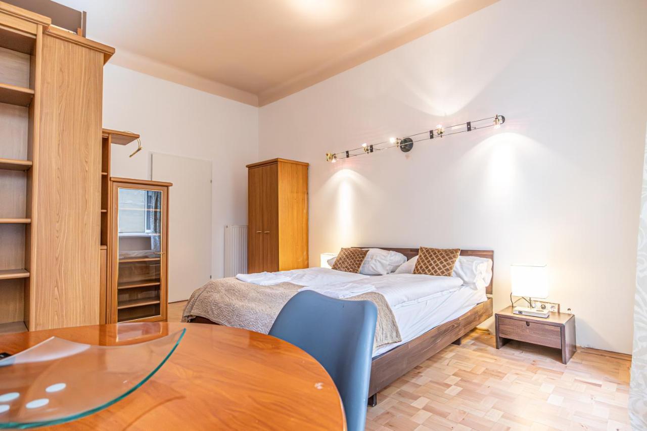 Peaceful Getaway 2br With Shared Spaces