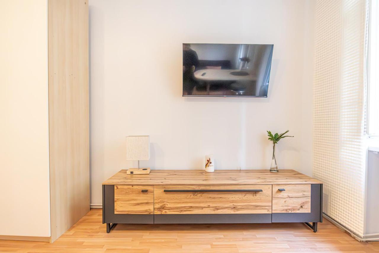 Cozy Center Retreat 2br Apt. Homelike Comfort Apartment *