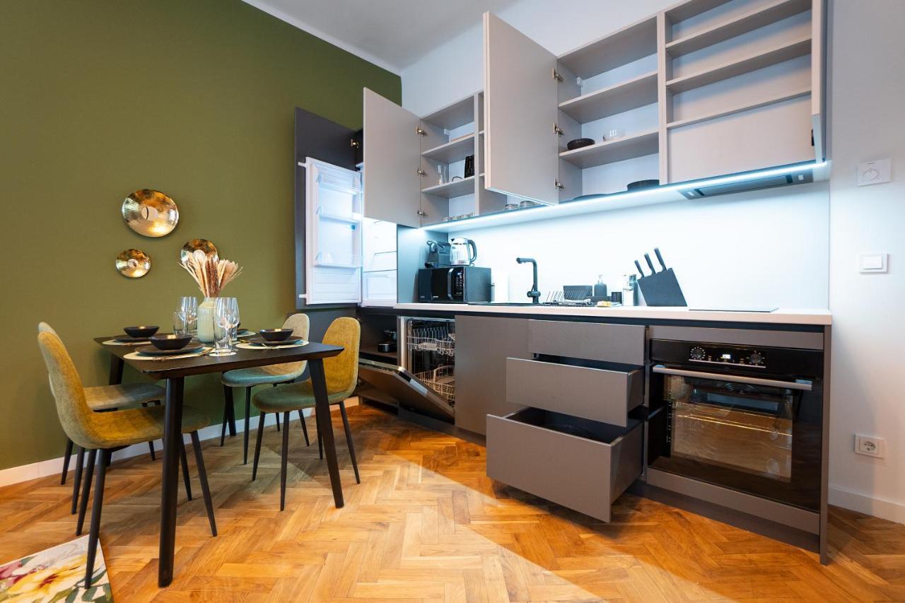 Fully Renovated 2-room Apartment *