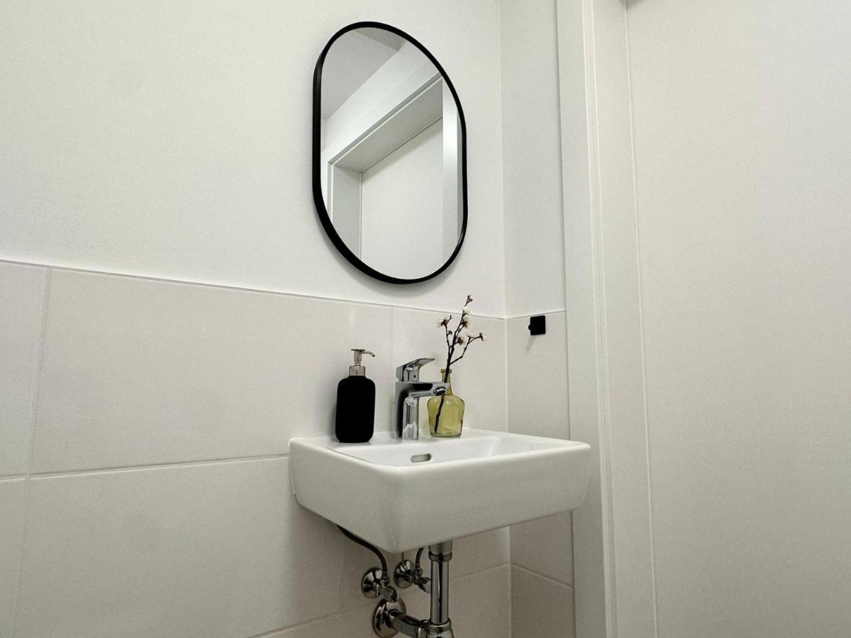 1 Min To Public Transport - 3 Min To Supermarket And Pharmacy - On-site Parking For 19,90 Eur