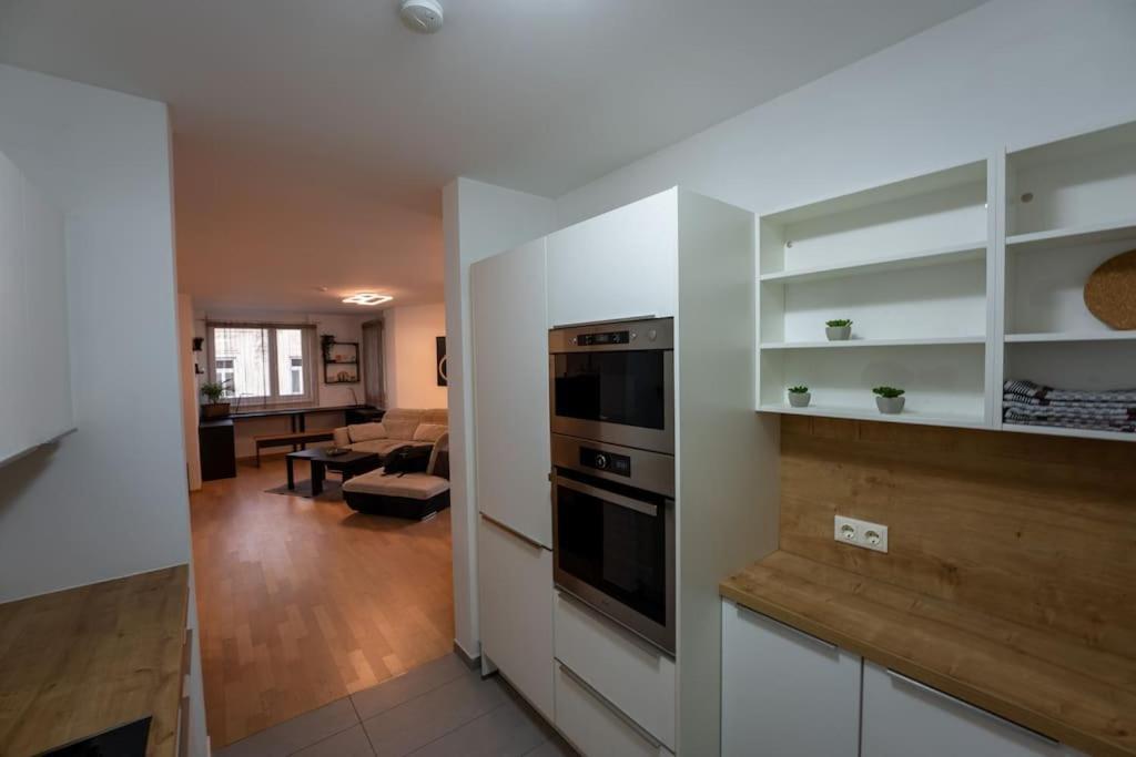 Huge Flat With Terrace & Parking And 3 Bed Apartment *