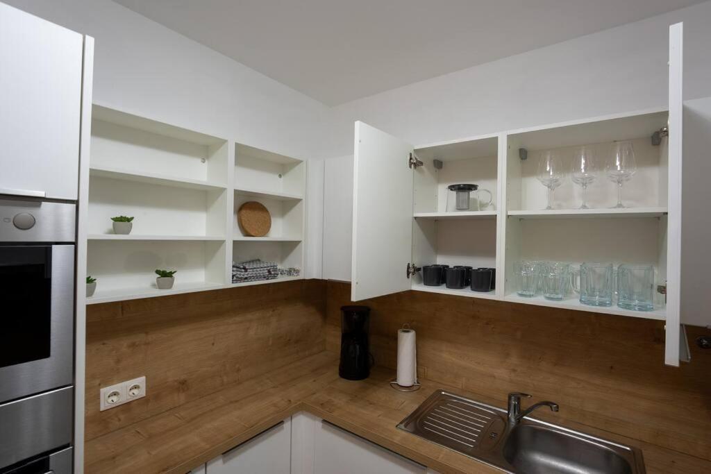 Apartment Huge Flat With Terrace & Parking And 3 Bed Vienna