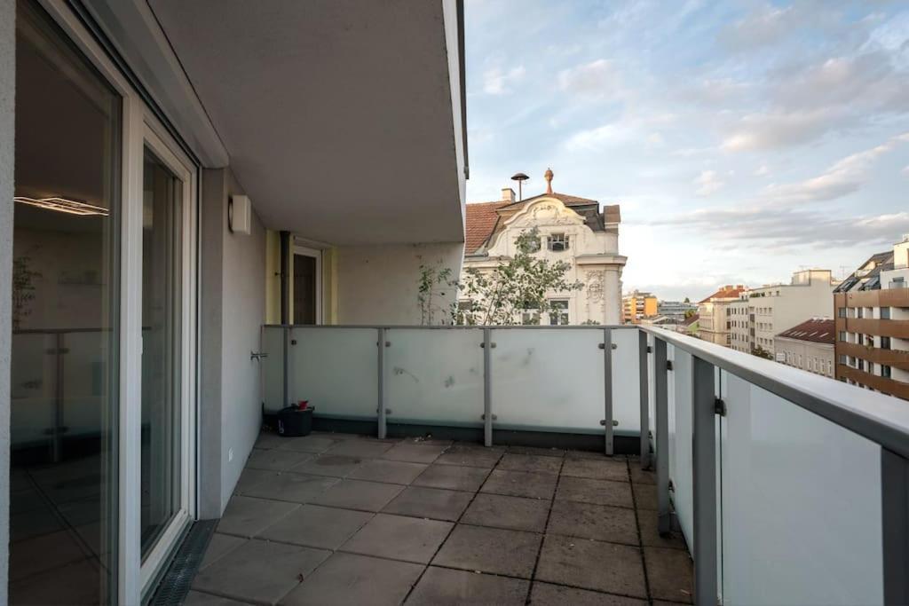 Apartment Huge Flat With Terrace & Parking And 3 Bed *