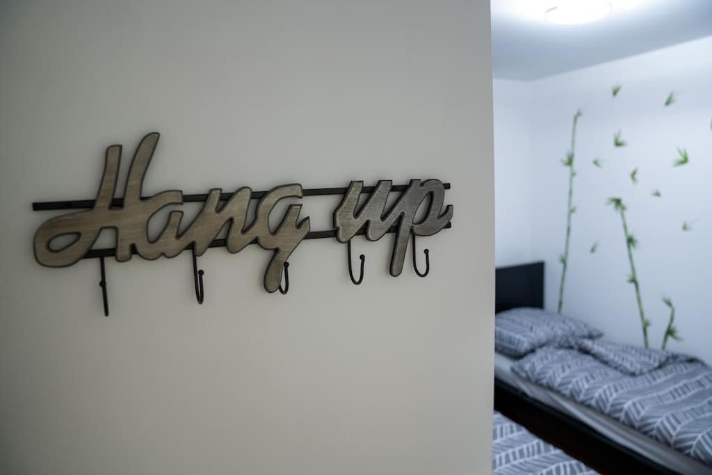 Huge Flat With Terrace & Parking And 3 Bed Apartment *