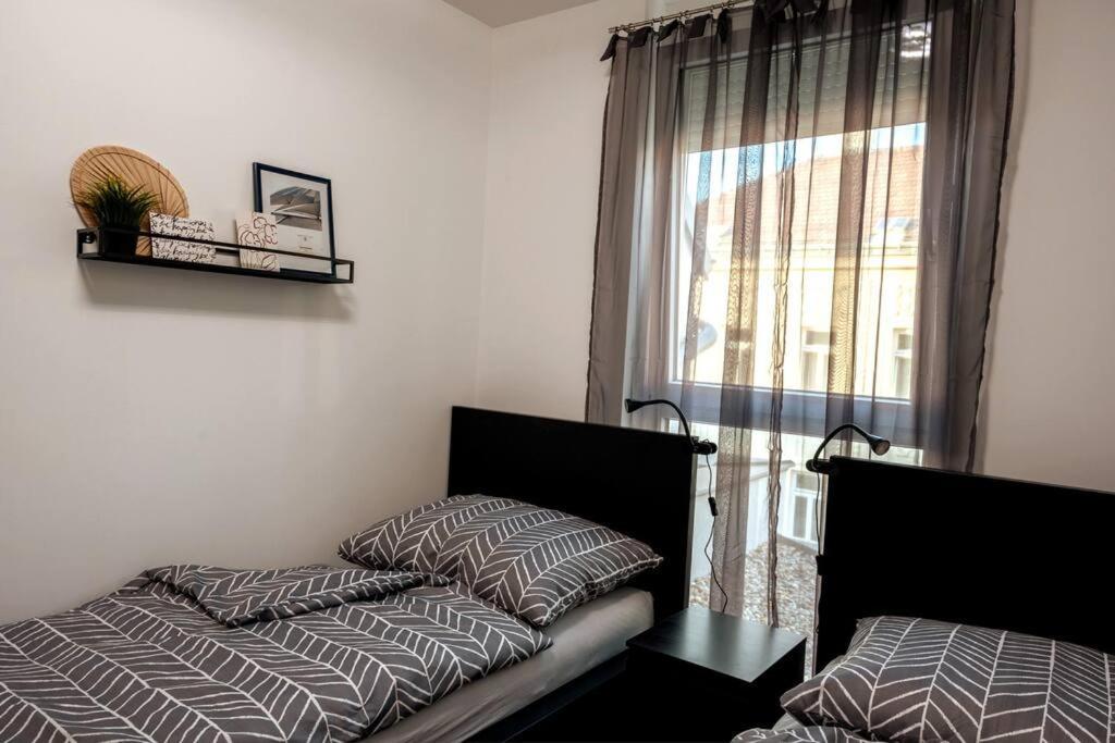 Apartment Huge Flat With Terrace & Parking And 3 Bed *