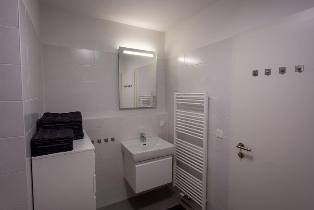 Huge Flat With Terrace & Parking And 3 Bed *