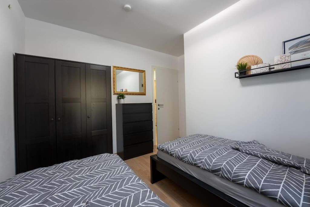Huge Flat With Terrace & Parking And 3 Bed Vienna