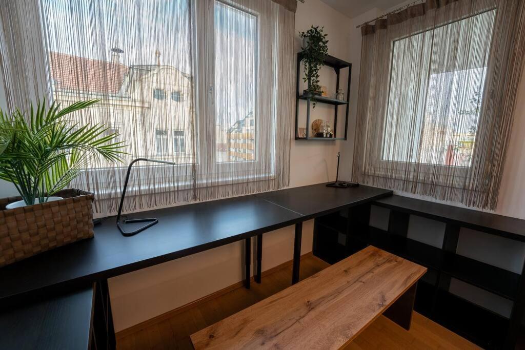 Apartment Huge Flat With Terrace & Parking And 3 Bed *