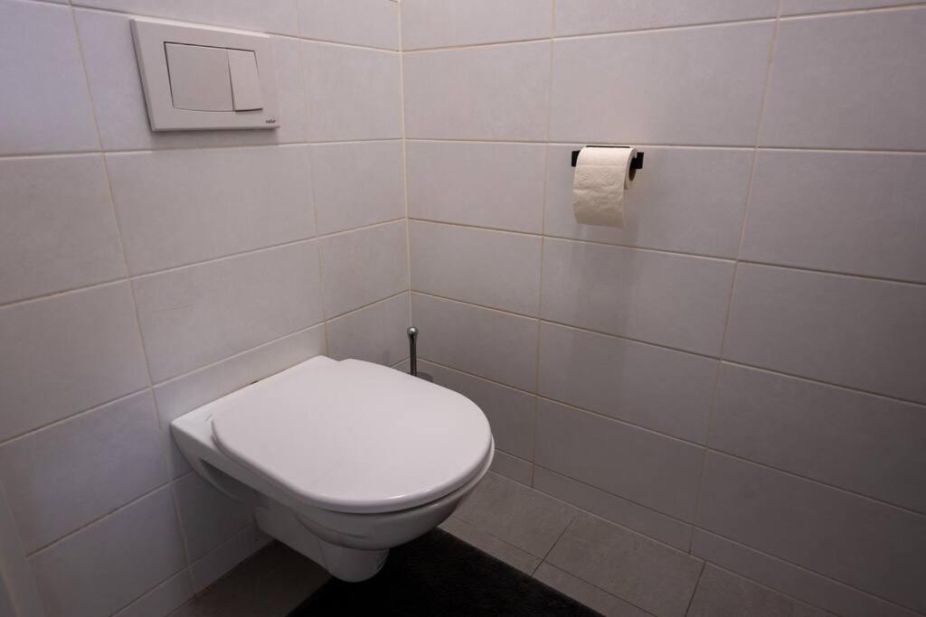 Huge Flat With Terrace & Parking And 3 Bed *
