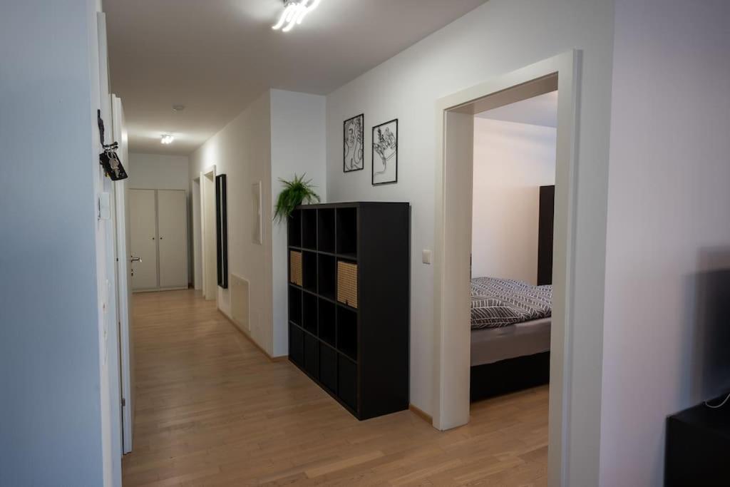 Apartment Huge Flat With Terrace & Parking And 3 Bed *