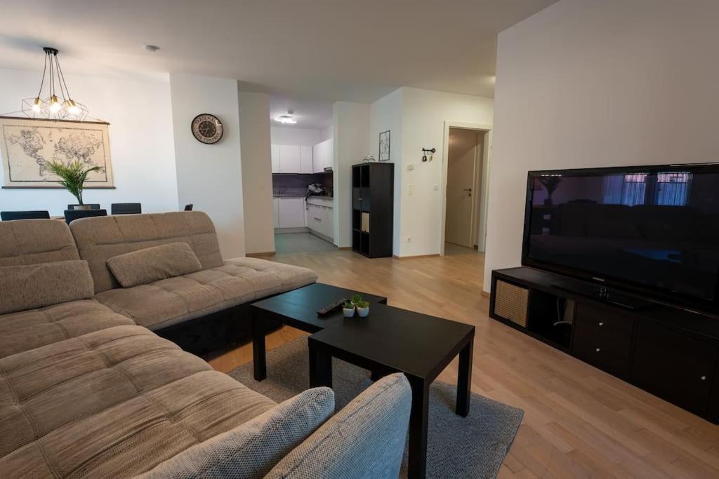 Huge Flat With Terrace & Parking And 3 Bed Apartment *