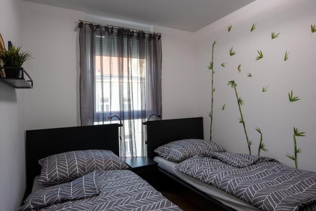 Huge Flat With Terrace & Parking And 3 Bed *