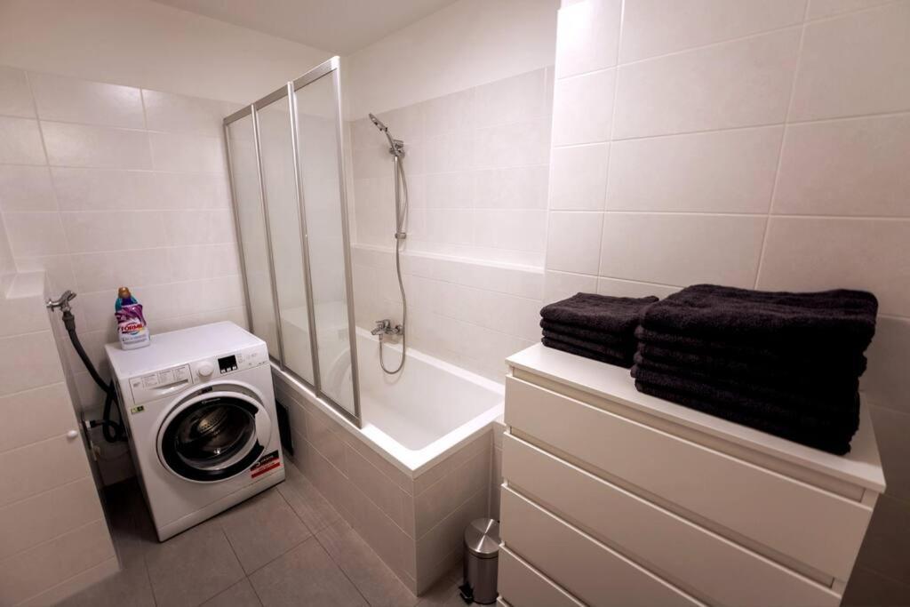Huge Flat With Terrace & Parking And 3 Bed Apartment *